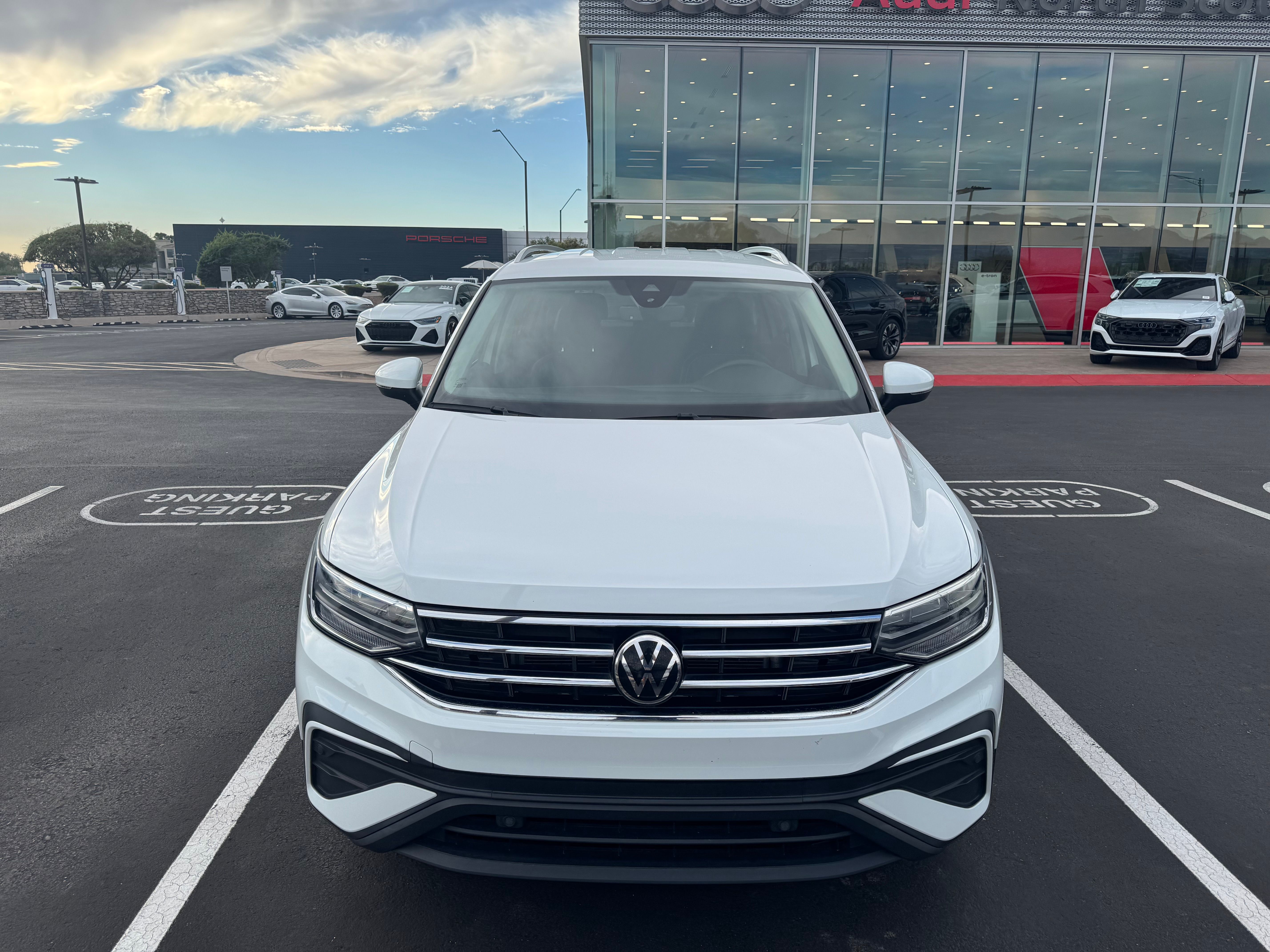 Used 2022 Volkswagen Tiguan SE FWD image 2