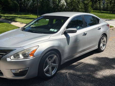 Used 2013 Nissan Altima 2.5 S FWD image 1