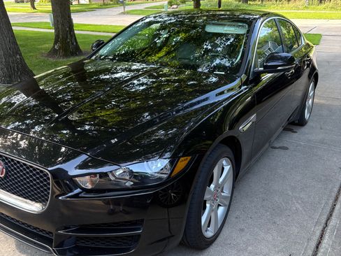 Used 2018 Jaguar XE Premium AWD/4WD image 11