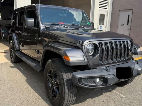 Used 2019 Jeep Wrangler Unlimited Sahara AWD/4WD image 6