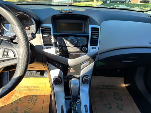 Used 2013 Chevrolet Cruze LS image 9