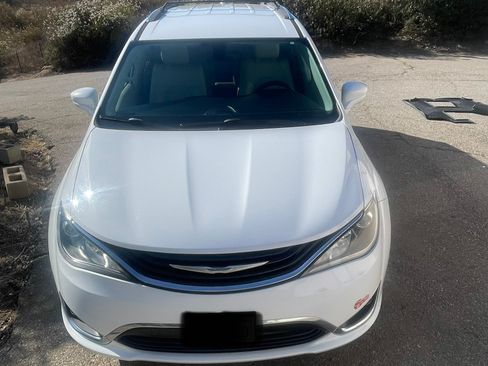 Used 2018 Chrysler Pacifica Touring-L FWD image 2