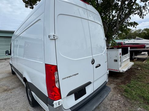 Used 2021 Mercedes-Benz Sprinter 2500 image 11