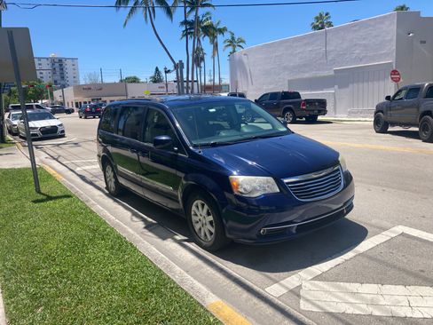 Used 2014 Chrysler Town & Country Touring FWD image 1