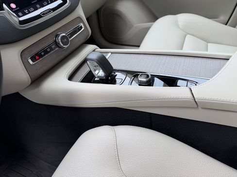 Used 2023 Volvo XC90 B6 Plus w/ Protection Package Premier image 18