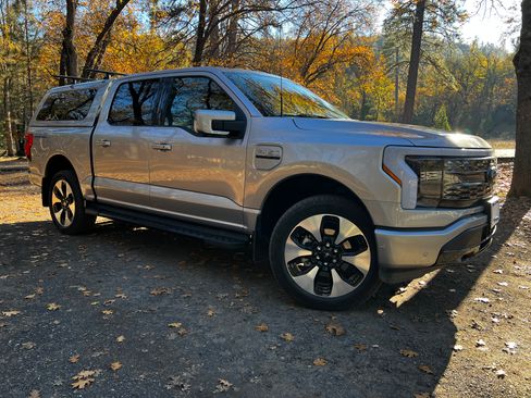 Used 2023 Ford F150 Lightning Platinum image 4