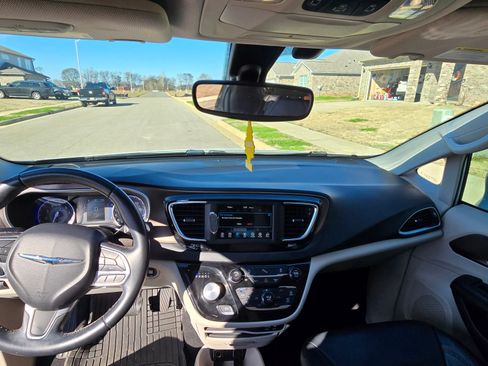 Used 2018 Chrysler Pacifica Touring-L image 16