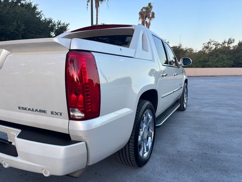 Used 2007 Cadillac Escalade EXT w/ Information Package AWD/4WD image 11