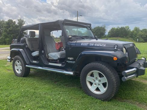 Used 2007 Jeep Wrangler Unlimited Sahara w/ Dual Top Group image 6