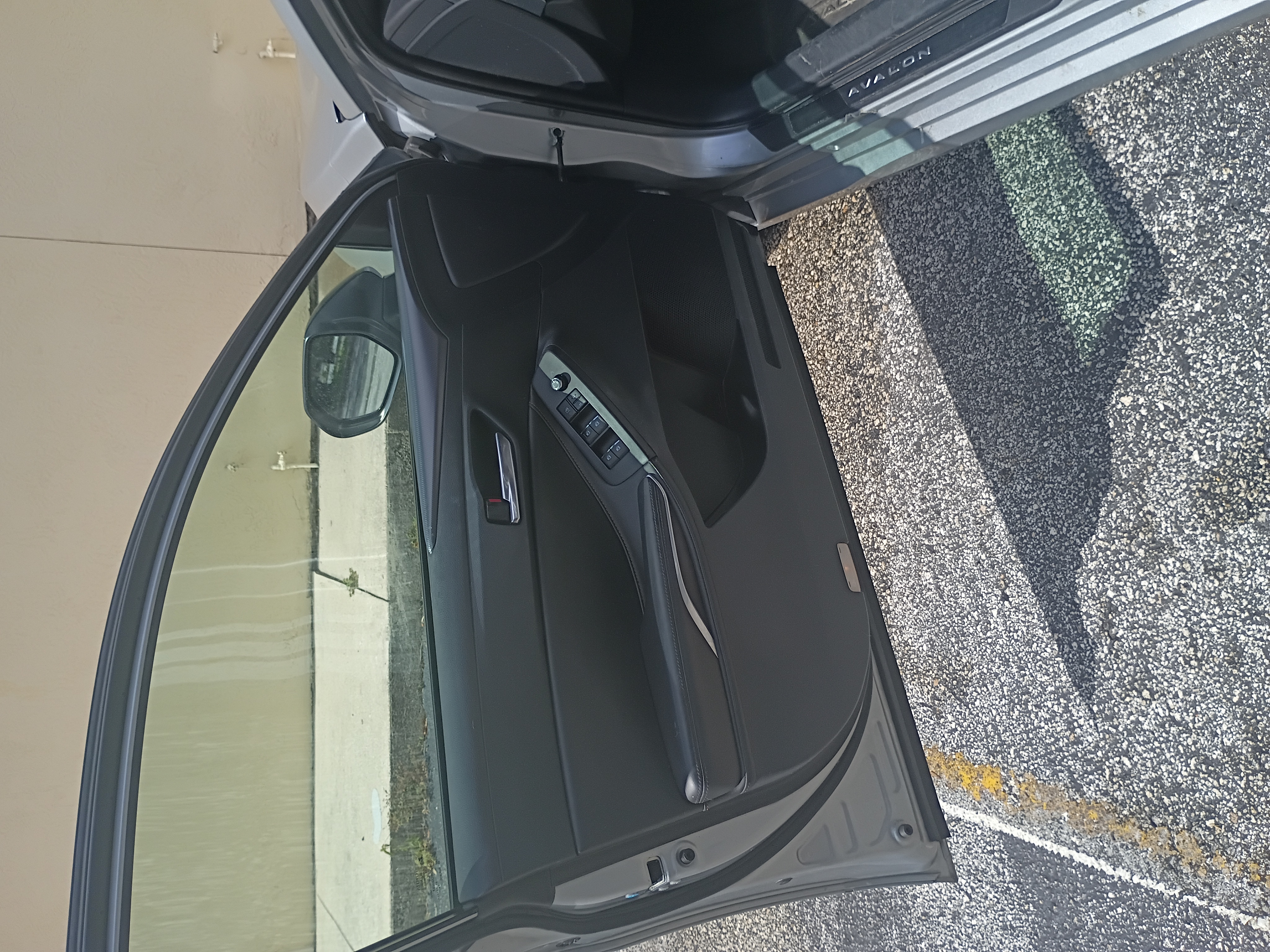 Used 2022 Toyota Avalon XSE FWD image 6