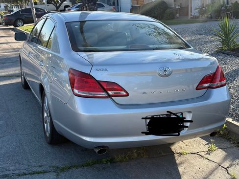 Used 2007 Toyota Avalon XLS image 2