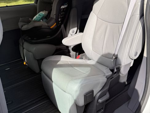 Used 2024 Toyota Sienna Limited image 5