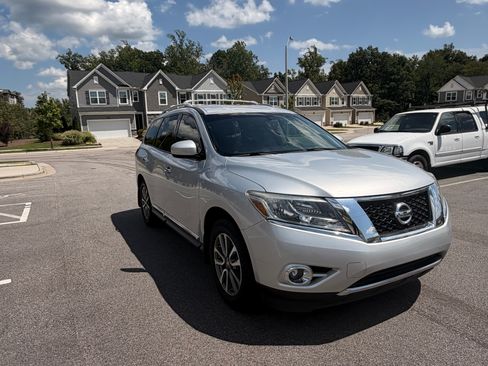 Used 2014 Nissan Pathfinder SL w/ SL Tech Package FWD image 5