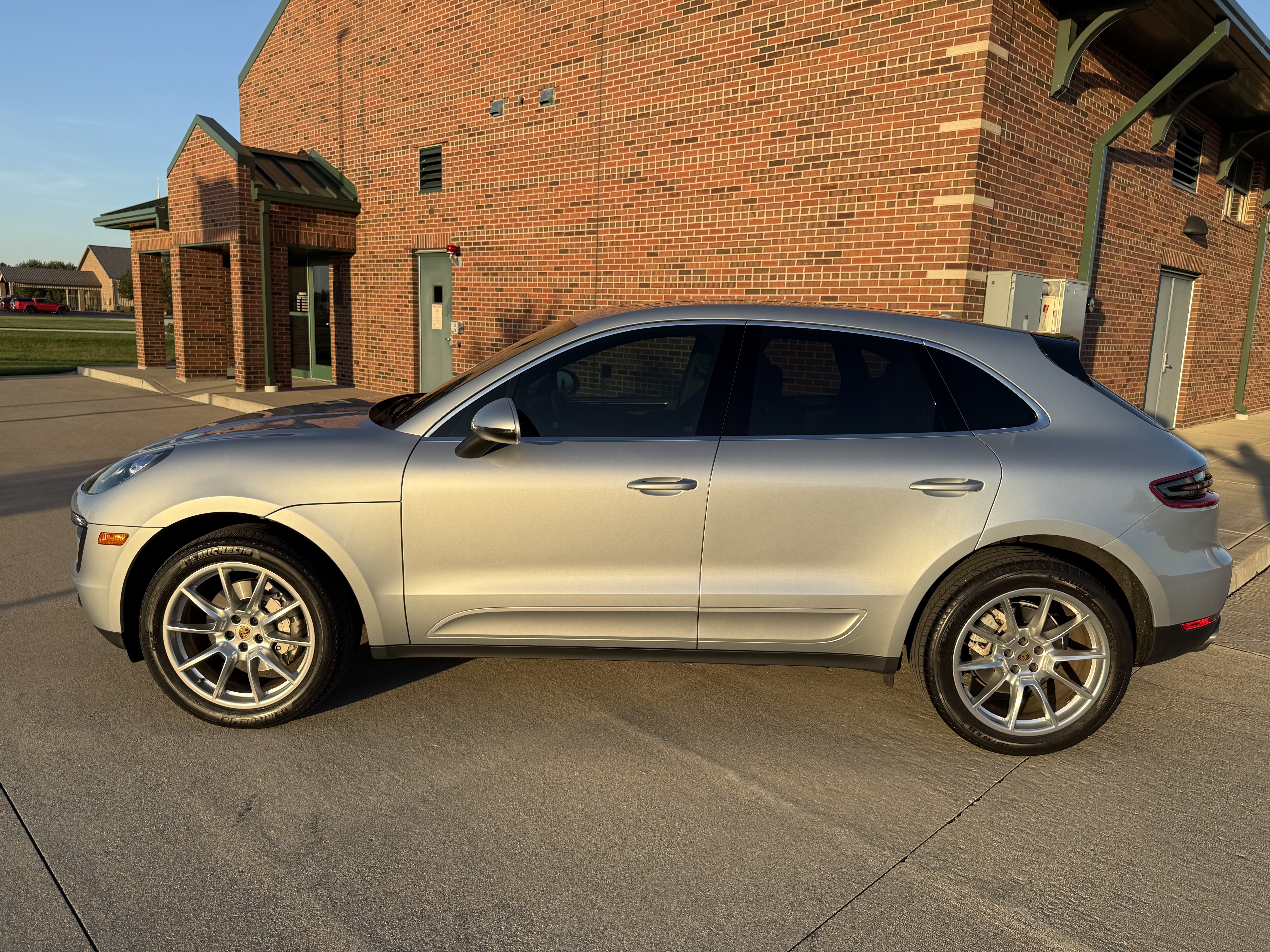 Used 2017 Porsche Macan S AWD/4WD image 4