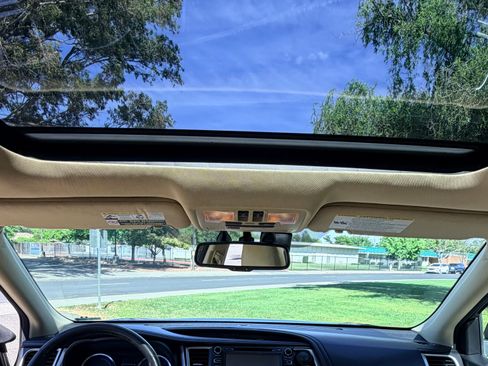 Used 2015 Toyota Highlander Limited Platinum image 10