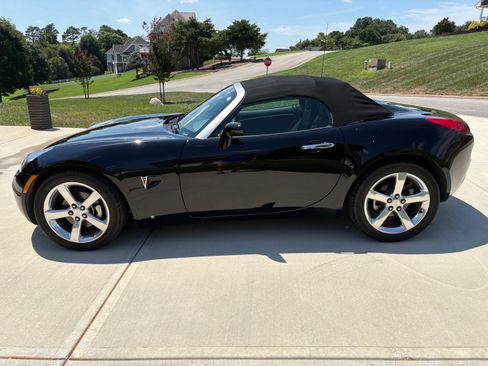 Used 2006 Pontiac Solstice Convertible w/ Premium Package RWD image 2