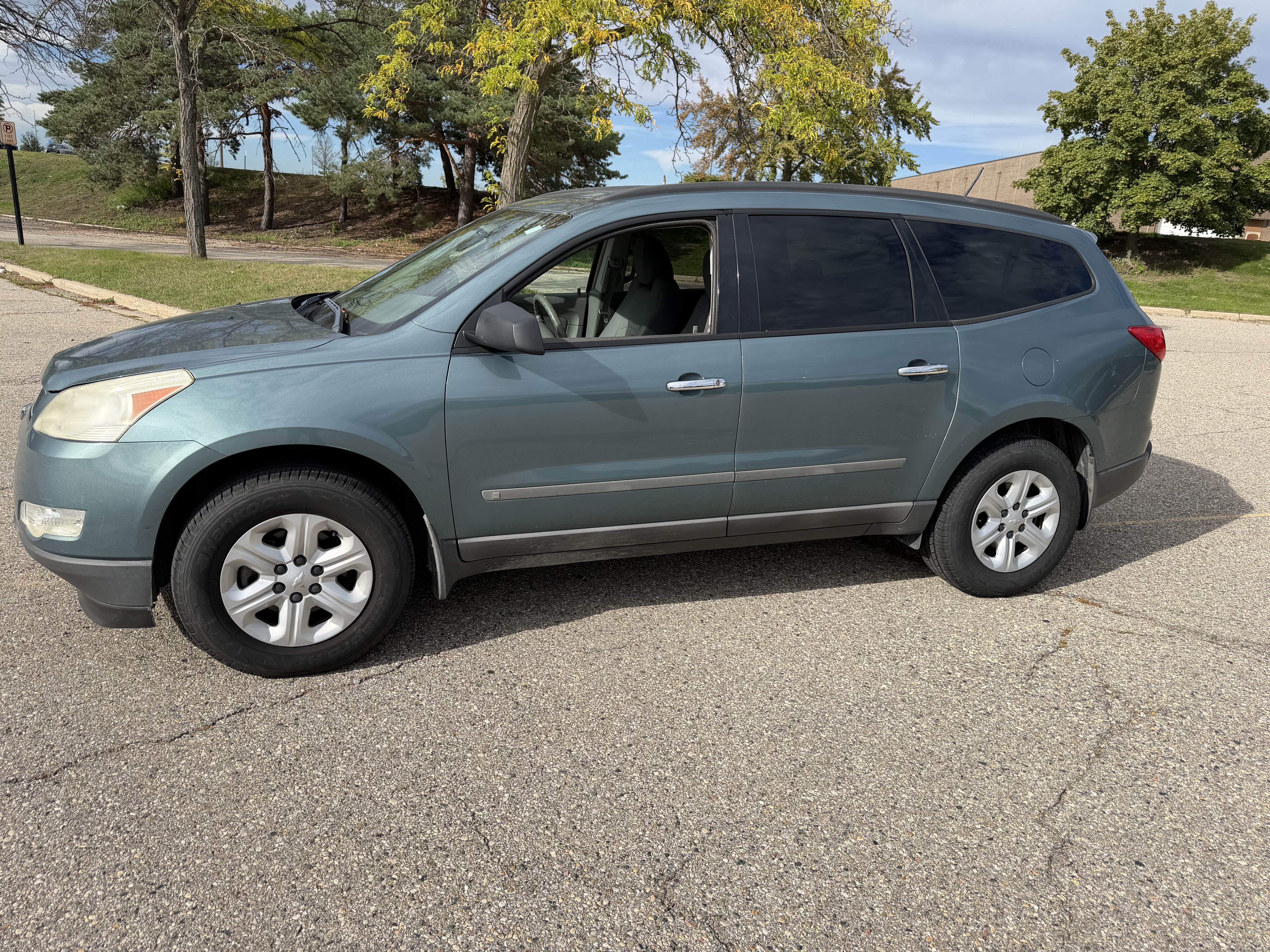 Used 2009 Chevrolet Traverse LS FWD image 1