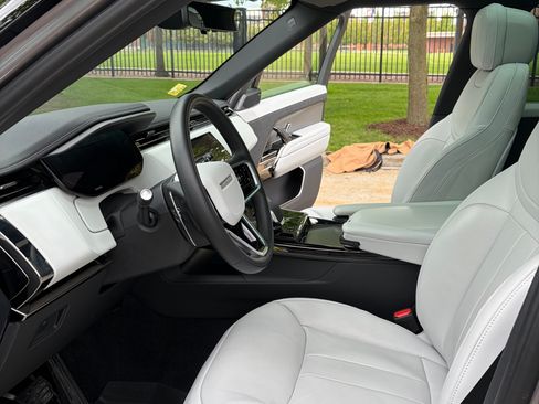 Used 2025 Land Rover Range Rover Sport SE AWD/4WD image 11