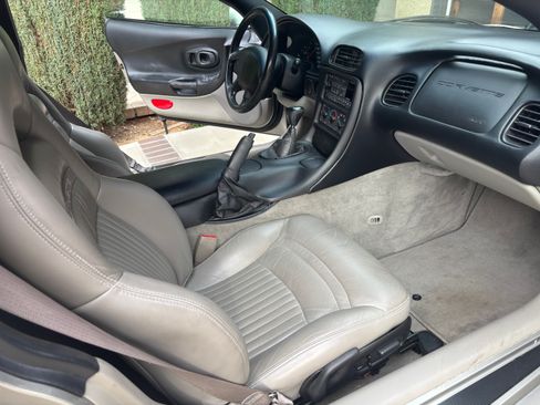 Used 2000 Chevrolet Corvette Coupe w/ Performance Handling Pkg image 13