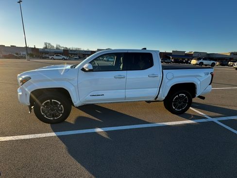Used 2025 Toyota Tacoma TRD Sport AWD/4WD image 5