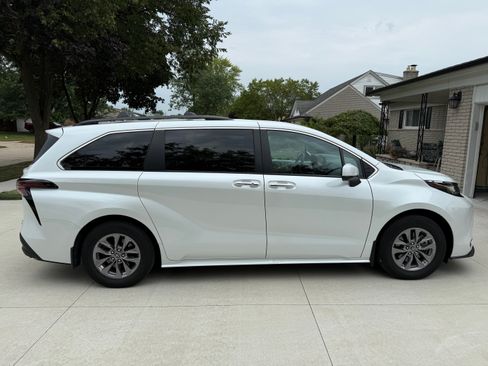Used 2023 Toyota Sienna XLE AWD/4WD image 2