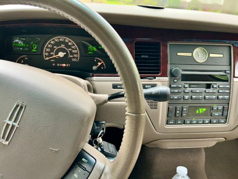 Used 2005 Lincoln Town Car Signature RWD image 2
