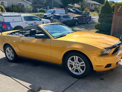 Used 2011 Ford Mustang Premium RWD image 4
