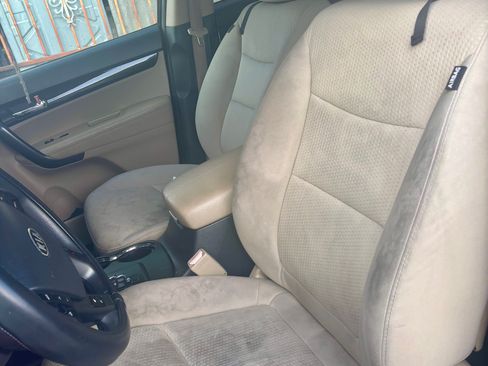 Used 2011 Kia Sorento LX w/ Convenience Pkg image 10