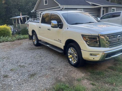 Used 2020 Nissan Titan SL w/ Moonroof Package image 5