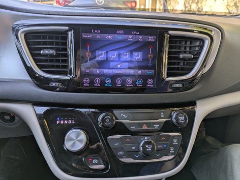 Used 2018 Chrysler Pacifica Touring-L image 13