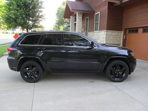 Used 2015 Jeep Grand Cherokee Altitude AWD/4WD image 4