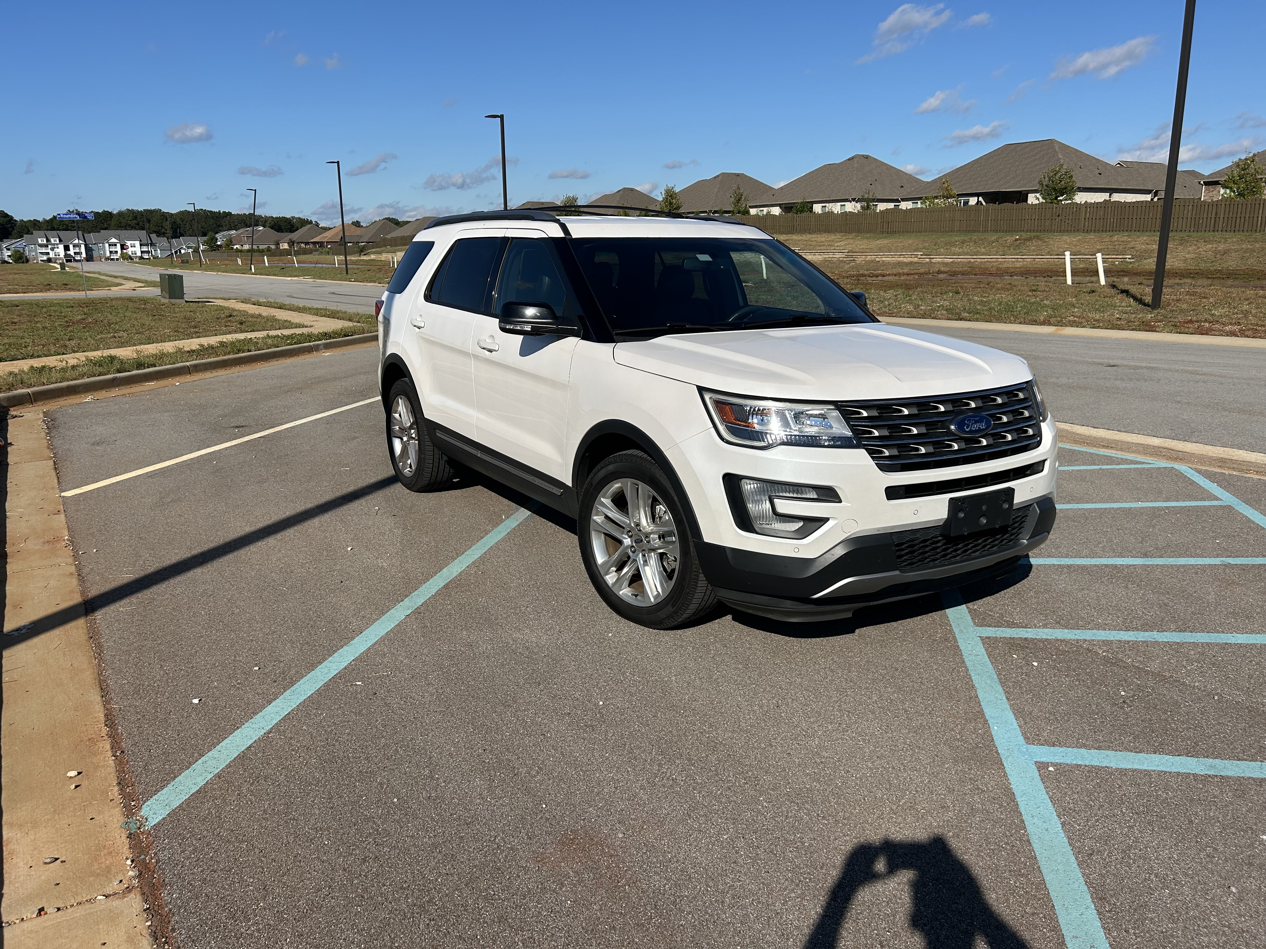 Used 2017 Ford Explorer XLT w/ Equipment Group 202A AWD/4WD image 2