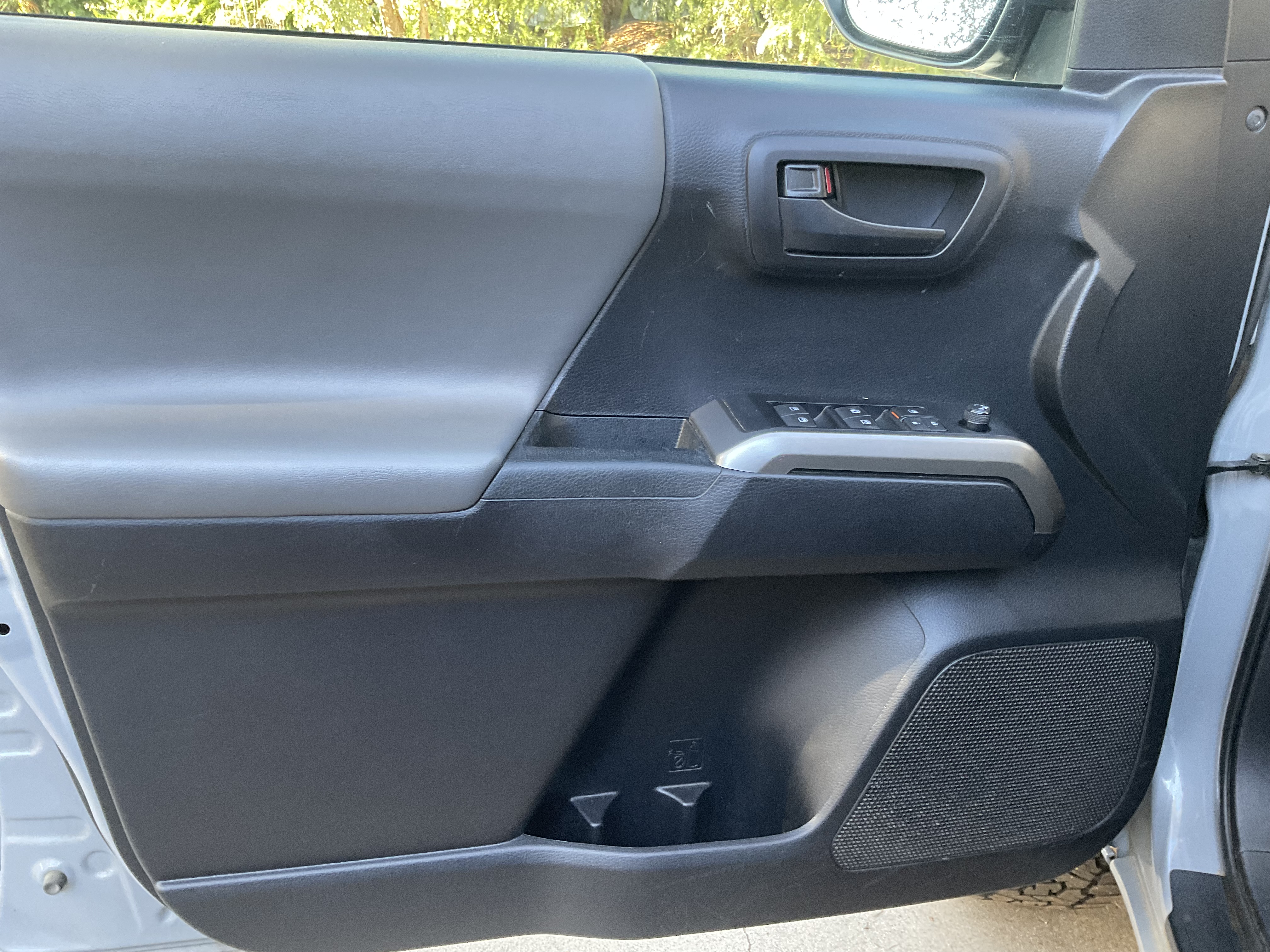 Used 2020 Toyota Tacoma SR5 w/ Technology Package AWD/4WD image 16