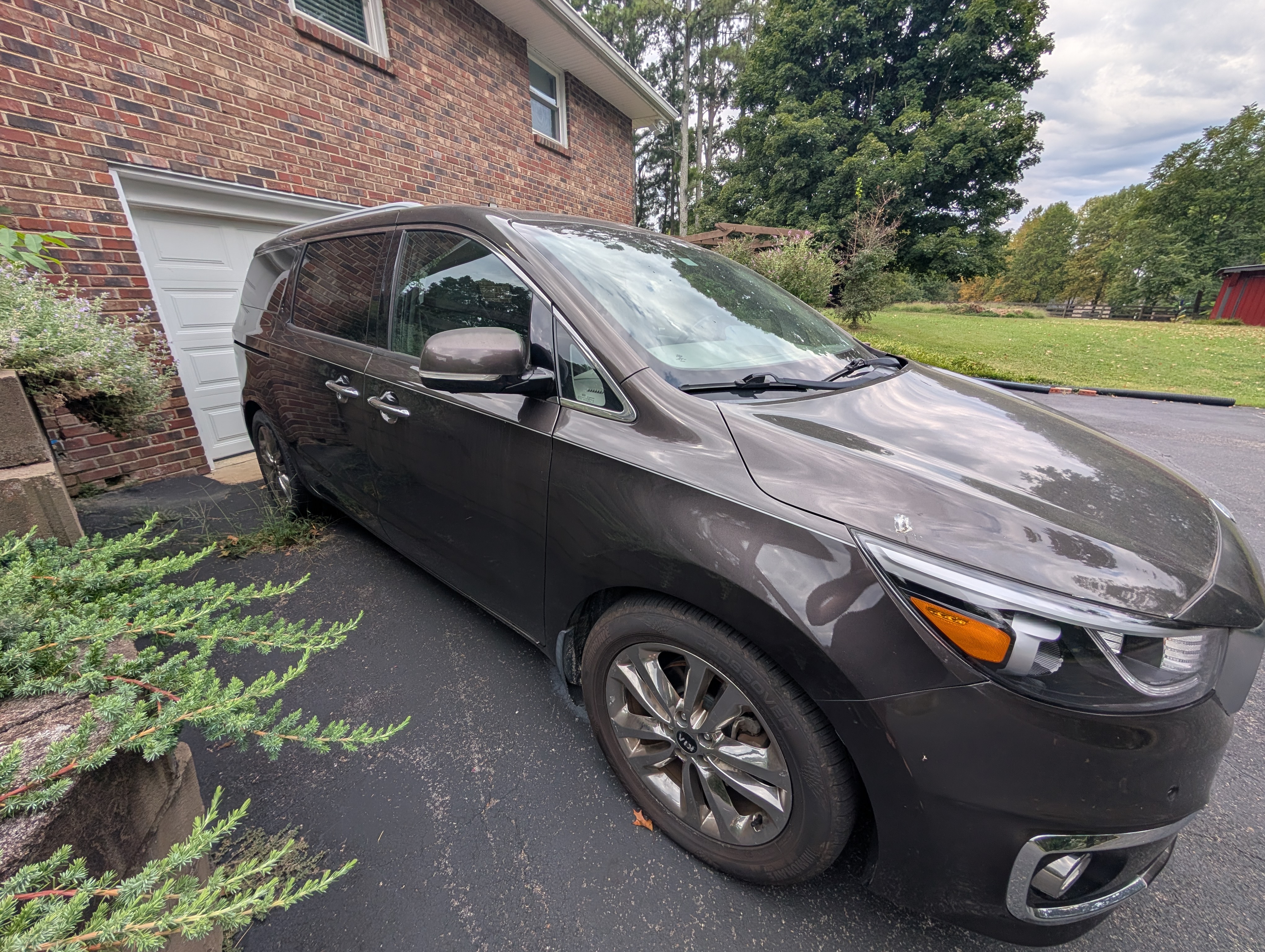 Used 2015 Kia Sedona SX Limited w/ SXL Technology Package FWD image 2