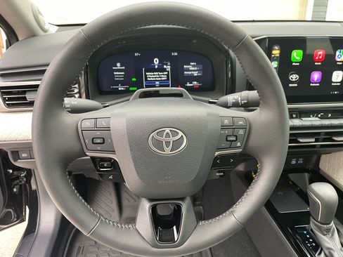 Used 2025 Toyota Camry XLE image 10