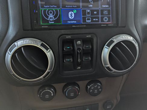 Used 2018 Jeep Wrangler Unlimited Sahara image 14