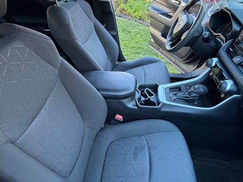 Used 2020 Toyota RAV4 XLE image 18