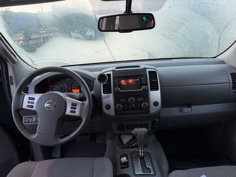 Used 2015 Nissan Frontier SV w/ SV Value Truck Package RWD image 5