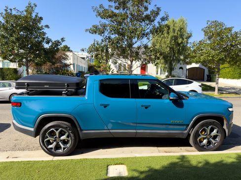 Used 2022 Rivian R1T Adventure image 4