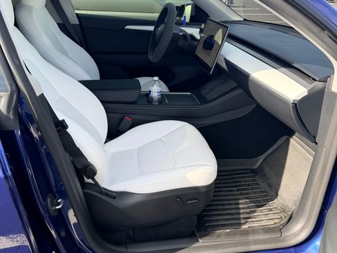 Used 2025 Tesla Model Y Performance image 8