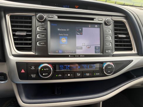 Used 2016 Toyota Highlander XLE AWD/4WD image 12