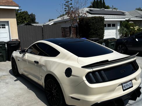 Used 2017 Ford Mustang GT RWD image 4