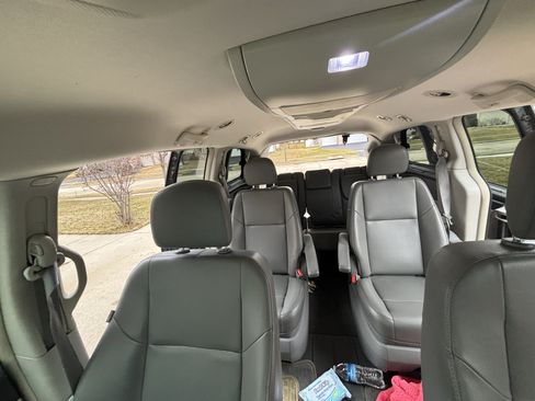 Used 2012 Volkswagen Routan SE image 11