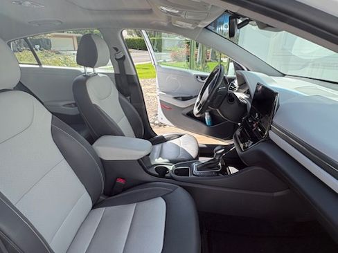 Used 2020 Hyundai Ioniq Limited image 7
