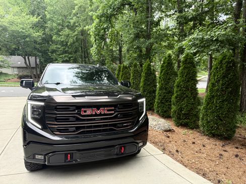 Used 2023 GMC Sierra 1500 AT4X image 2