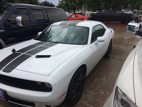 Used 2016 Dodge Challenger SXT Plus image 2