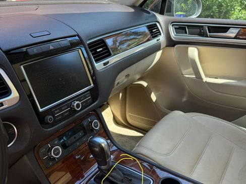 Used 2011 Volkswagen Touareg Executive AWD/4WD image 8