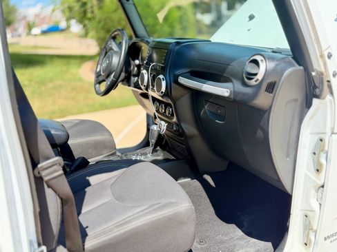 Used 2017 Jeep Wrangler Unlimited Sahara w/ Connectivity Group AWD/4WD image 17