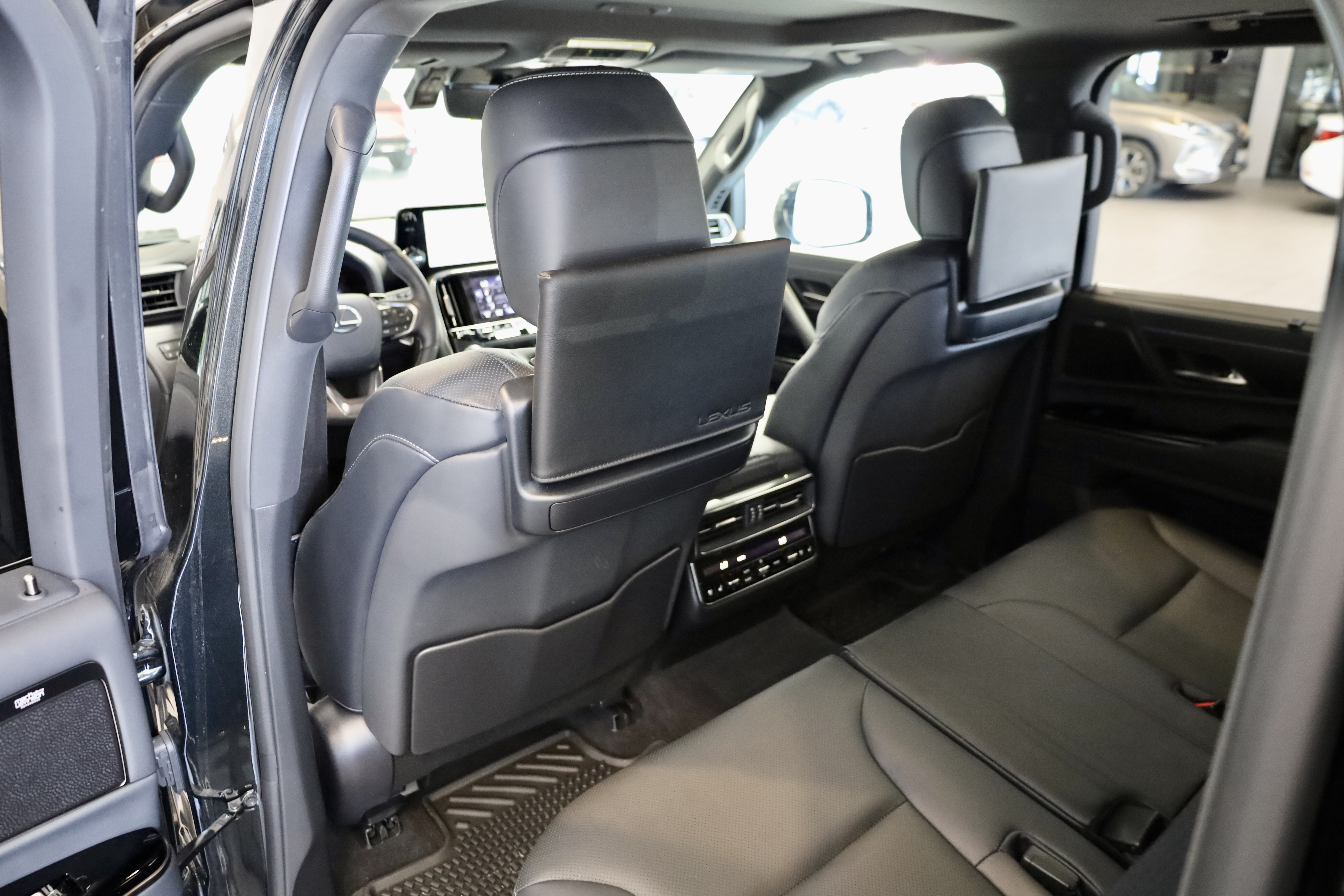Used 2025 Lexus LX 600 4WD w/ Accessory Package (Z1) image 15