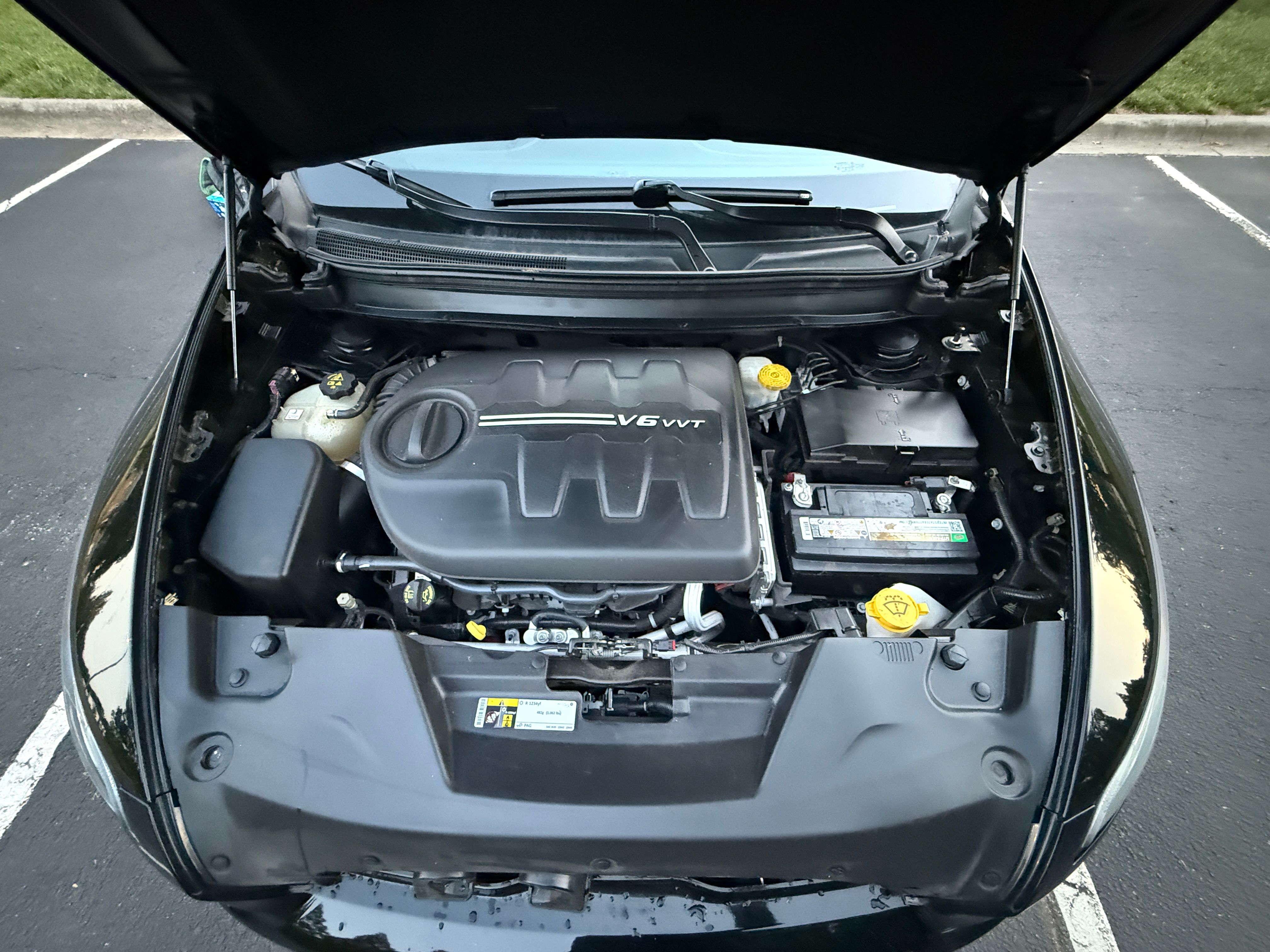 Used 2018 Jeep Cherokee Overland w/ Technology Group AWD/4WD image 28
